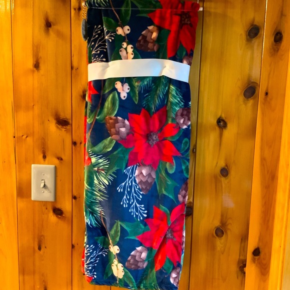 Deco Holiday Poinsettias Plush Throw Blanket - 400 gsm - Picture 2 of 4